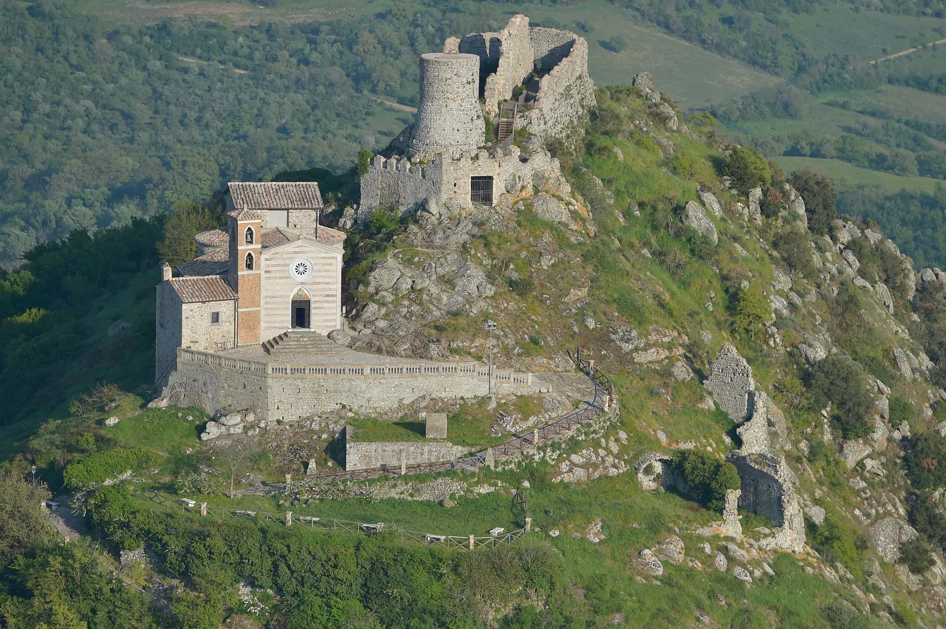 La Rocca di Tolfa, dominata per secoli dai mercanti dell'allume